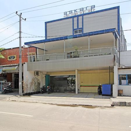 Reddoorz Near Uns Solo Surakarta (Solo) Exterior foto