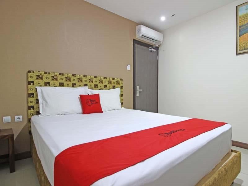 Reddoorz Near Uns Solo Surakarta (Solo) Exterior foto