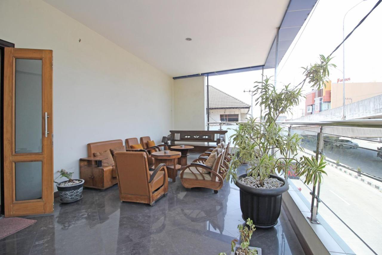 Reddoorz Near Uns Solo Surakarta (Solo) Exterior foto