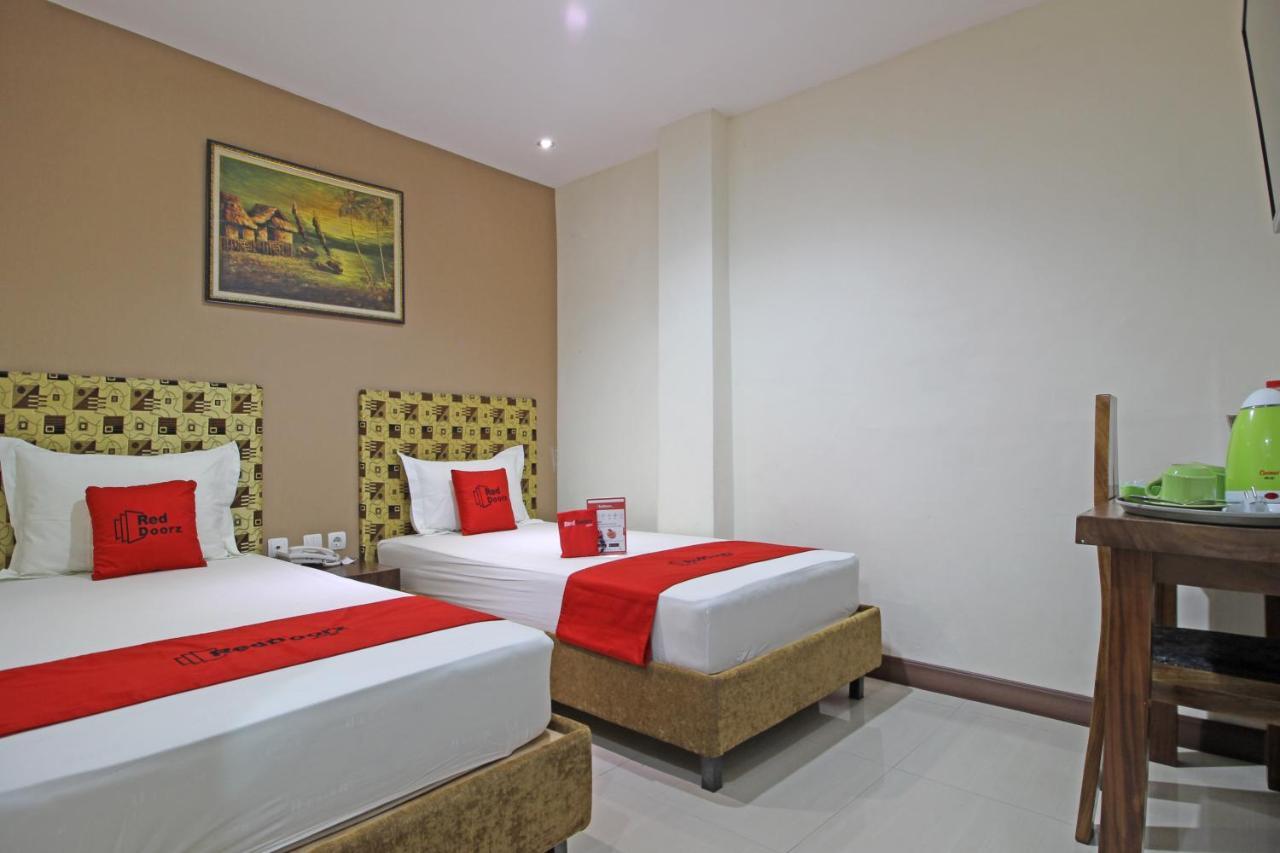 Reddoorz Near Uns Solo Surakarta (Solo) Exterior foto
