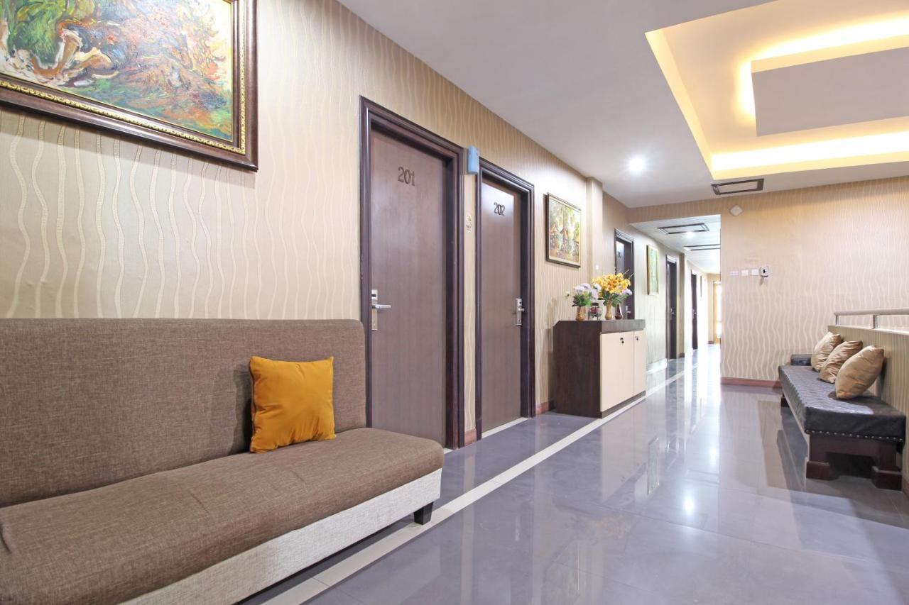 Reddoorz Near Uns Solo Surakarta (Solo) Exterior foto