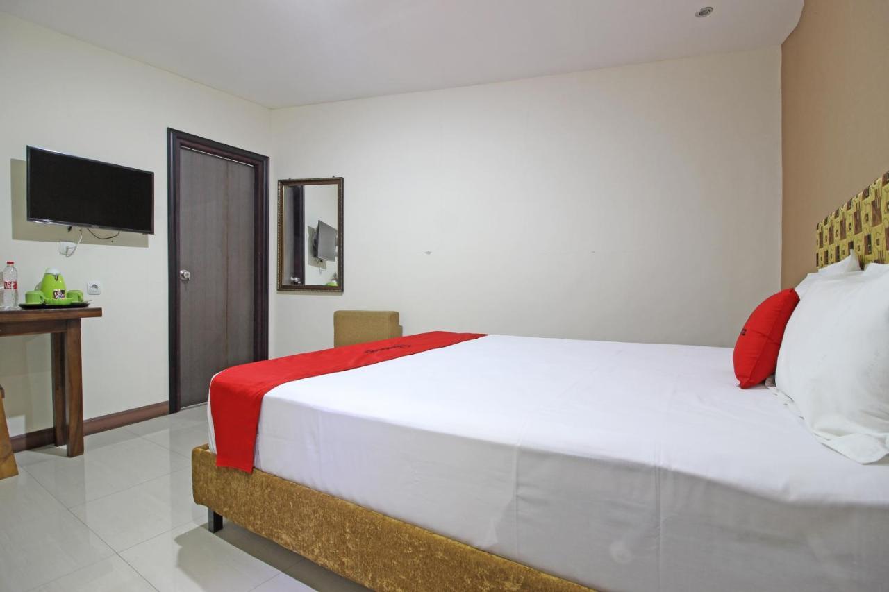 Reddoorz Near Uns Solo Surakarta (Solo) Exterior foto