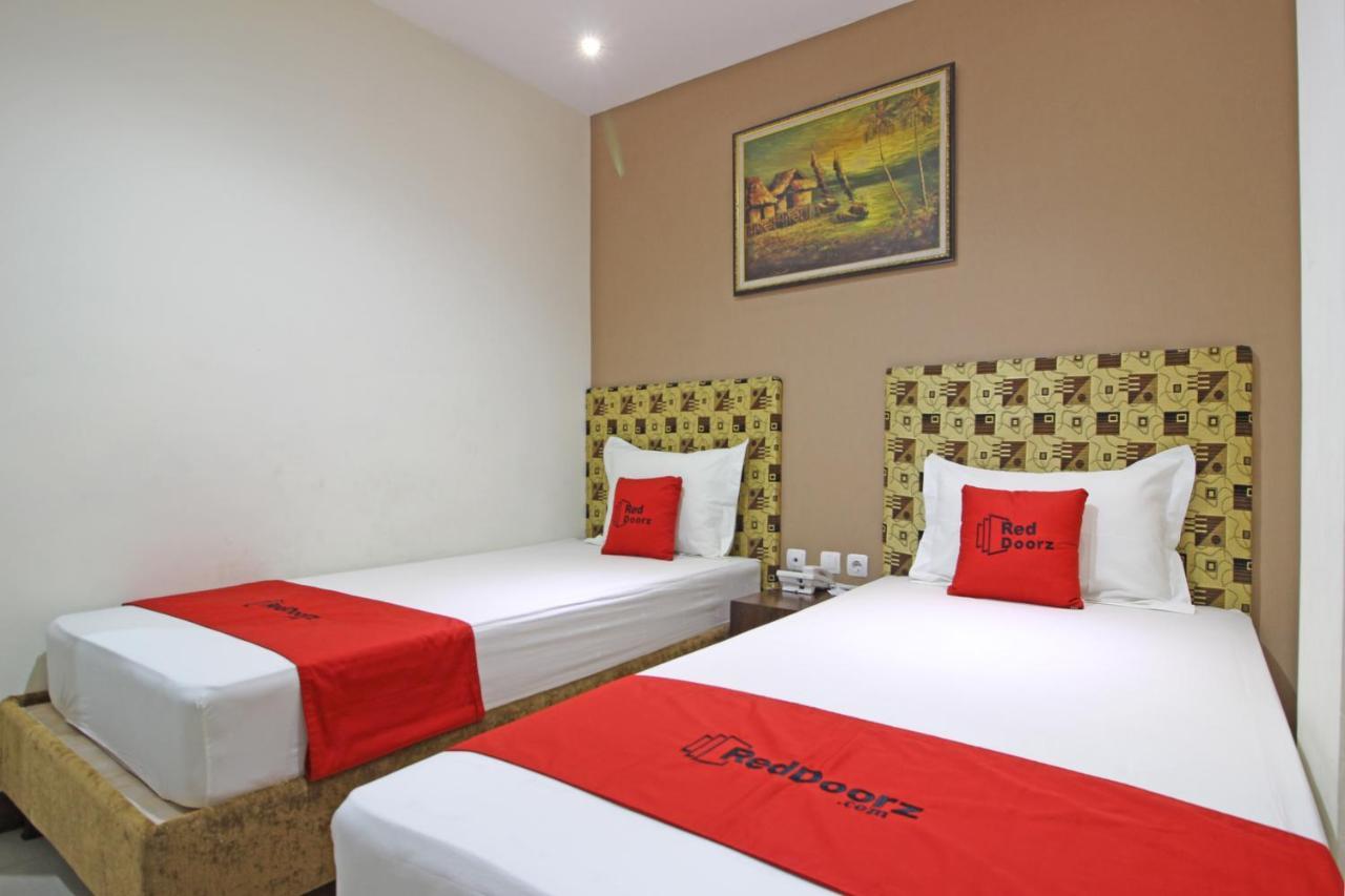 Reddoorz Near Uns Solo Surakarta (Solo) Exterior foto