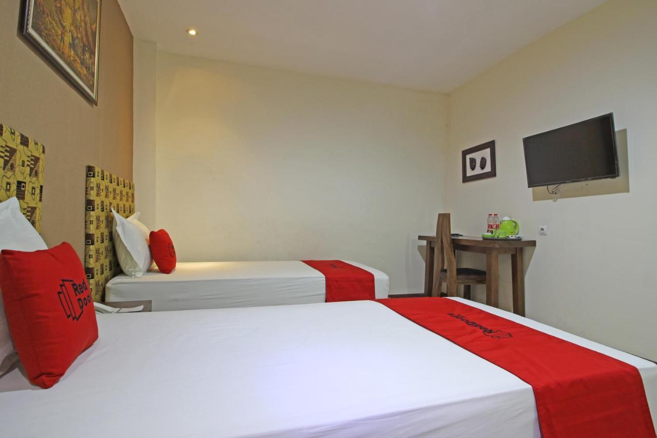 Reddoorz Near Uns Solo Surakarta (Solo) Exterior foto