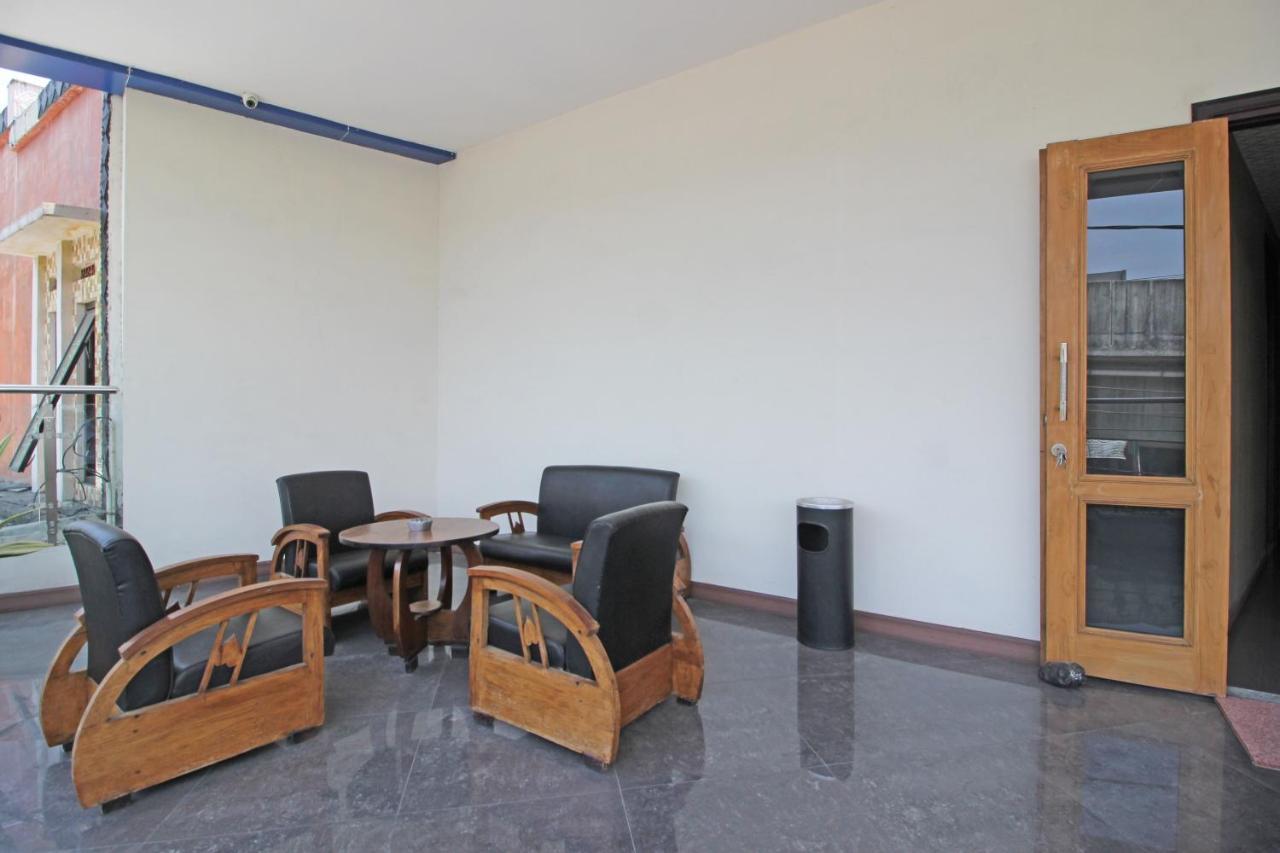 Reddoorz Near Uns Solo Surakarta (Solo) Exterior foto