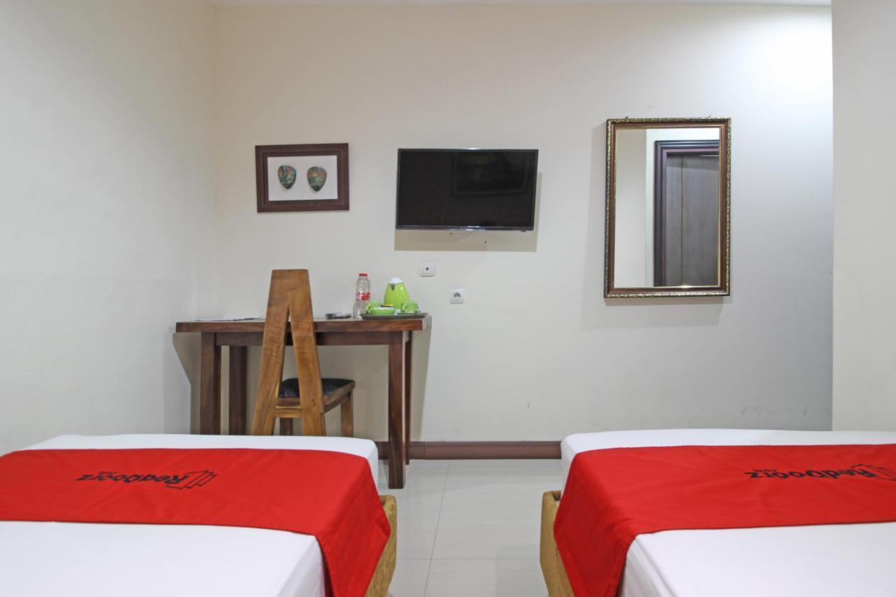 Reddoorz Near Uns Solo Surakarta (Solo) Exterior foto