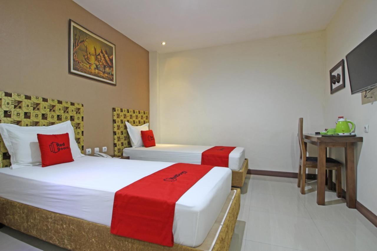 Reddoorz Near Uns Solo Surakarta (Solo) Exterior foto