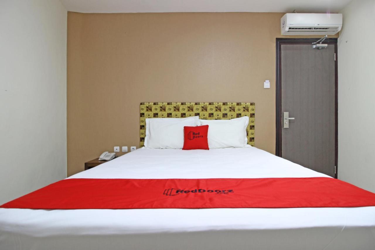 Reddoorz Near Uns Solo Surakarta (Solo) Exterior foto