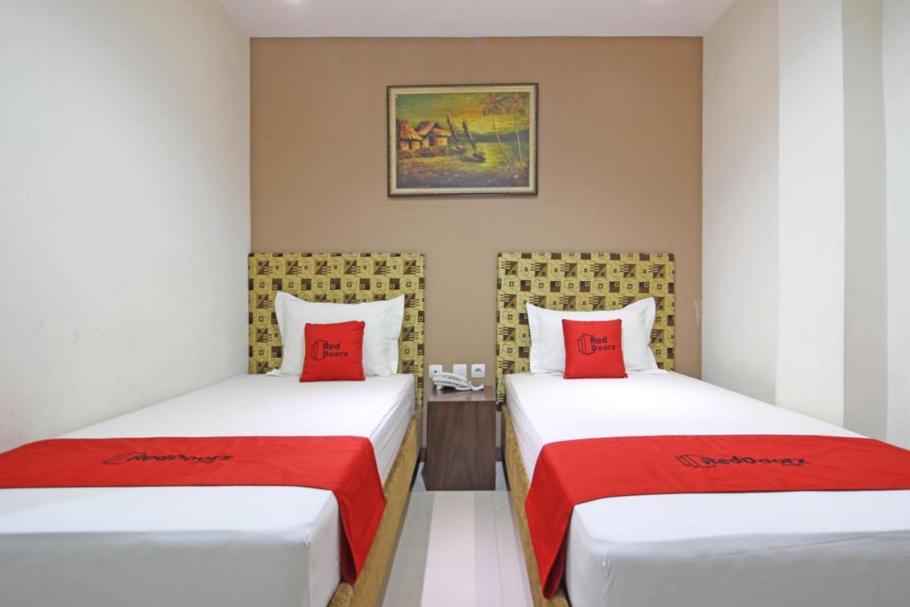 Reddoorz Near Uns Solo Surakarta (Solo) Exterior foto