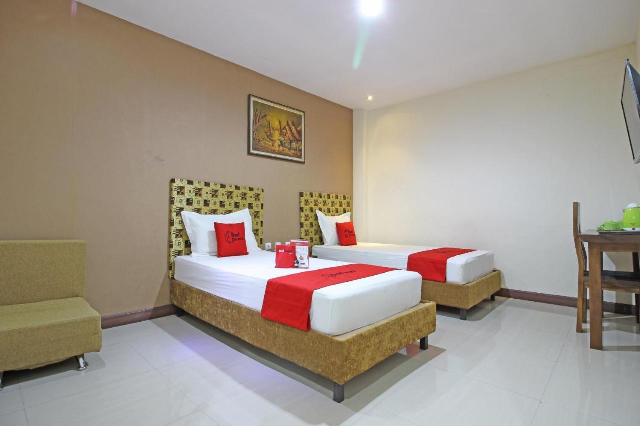 Reddoorz Near Uns Solo Surakarta (Solo) Exterior foto