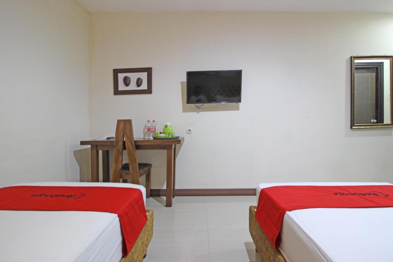 Reddoorz Near Uns Solo Surakarta (Solo) Exterior foto