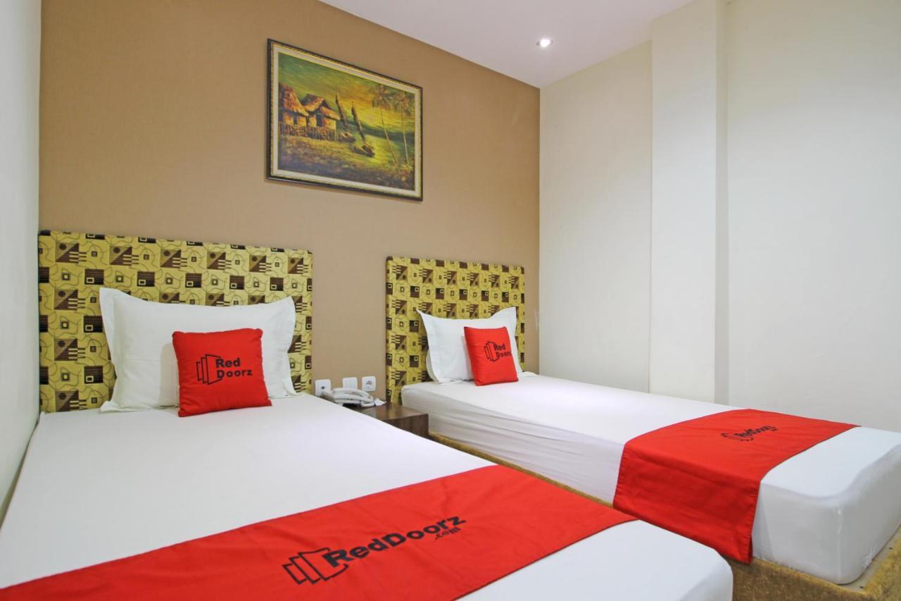 Reddoorz Near Uns Solo Surakarta (Solo) Exterior foto