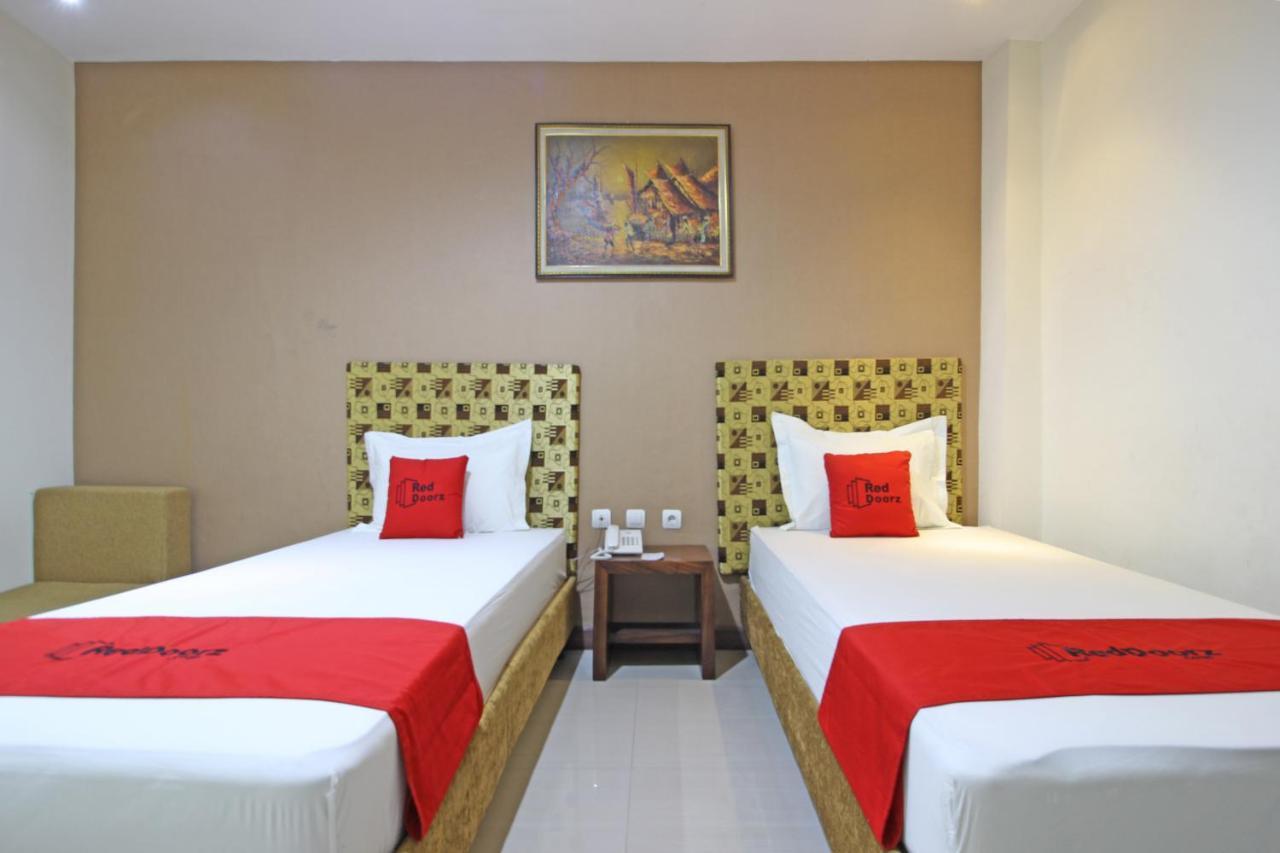 Reddoorz Near Uns Solo Surakarta (Solo) Exterior foto
